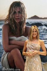 组图：安妮斯顿推销同名香水 秀香肩不改招牌微笑