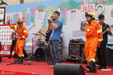 组图：张智霖消防制服助阵节目乘云梯出场