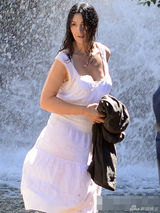 组图:莫妮卡-贝鲁奇现身片场 透视装湿身秀豪乳