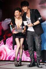 组图：汪东城生日蓝心湄送香吻 曝其“到处睡”