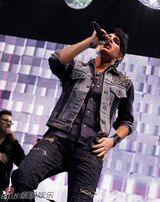 高清组图：美偶选手洛杉矶开唱 兰伯特与艾伦琴瑟和鸣