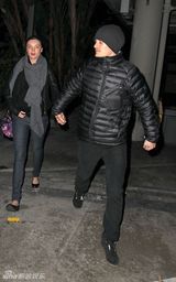 高清组图：奥兰多-布鲁姆秀恩爱 精灵王子护大肚娇妻