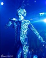 组图：兰伯特维也纳献唱 孔雀装妖娆异域风情