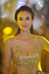 组图：车模兽兽性感透视黄金奶 自信爆乳微笑