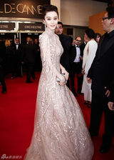 组图：范冰冰戛纳走秀 发髻复古蕾丝礼服妩媚优雅