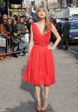 高清图：年度女人音乐奖泰勒-斯威夫特红裙美艳