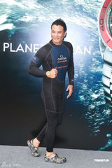 组图：任达华携名模助阵名表 穿潜水衣亮相秀身材