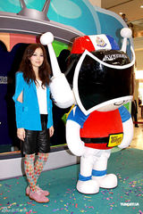 幻灯图：容祖儿热裤彩袜亮相 与吉祥物合影童心未泯