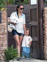 组图：波特曼携爱子出街 小米派德舔棒糖抢镜