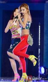 组图：2PM祐荣等激情出演音乐节目