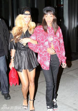 组图：蕾哈娜金发揽闺蜜亲密 剥外衣自探美胸