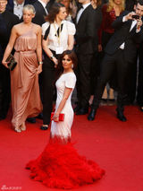 组图：《爱》戛纳首映 科尔白底红尾裙别具一格