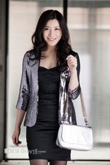 幻灯图：王雅捷写真蜕变摩登风 碧眸红唇野性撩人