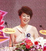 高清组图：海清获网络盛典年度最具人气演员荣誉 