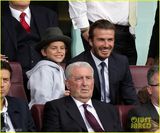 组图：贝克汉姆西装革履看比赛 亲吻爱子额头