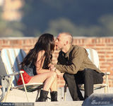 幻灯图集：梅根婚后MV处女秀 与男星浪漫接吻