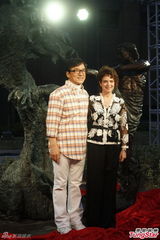 组图：成龙澄清认女报道 指责媒体断章取义