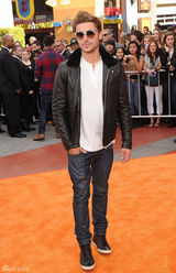 组图：斯威夫特和埃夫隆宣传新片亲密拥吻