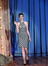 组图：安妮-海瑟薇身穿黑白格裙优雅录节目