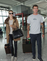 组图：罗茜-汉丁顿-惠特莉街拍皮草背心保暖