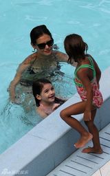 组图：克鲁斯爱女苏瑞游水出水芙蓉 凯蒂暴瘦