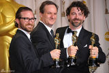 高清组图：奥斯卡后台获奖众星举金人光彩照人