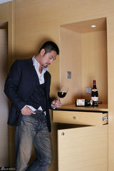 高清：硬汉邵兵红酒写真 醇香男人演绎颓废之美