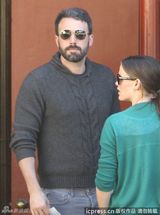 组图：阿弗莱克大胡子男人味十足 夫妇共度二人世界