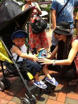 组图：Lucas8月2日5周岁 张柏芝携二子游乐场庆生