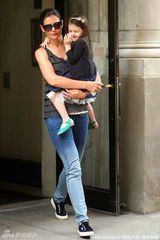 幻灯图集：凯蒂带女儿外出 苏瑞害羞栽老妈怀里