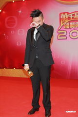 组图：欧阳靖获飞跃进步男艺员奖领奖落泪