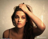 组图:暮光女半裸出镜拍大片 美背缠花深V秀椒乳