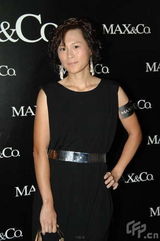 幻灯图：何超仪与偶像乐队合作 张静初拒谈男友