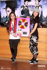 幻灯图集：Twins为个唱彩排 陈伟霆容祖儿探望加油