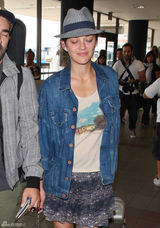 组图：囧瑟夫玛丽昂机场相遇 短暂叙旧拥抱告别