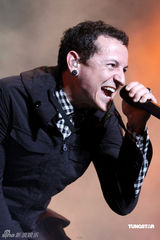 幻灯图：林肯公园主唱切斯特携新团台北激情开唱