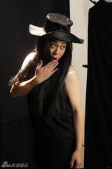 组图：彭浩翔拍《别问我是谁》导演反串版MV