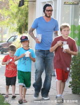 幻灯图集：贝克汉姆携三子外出 秀络腮胡新造型