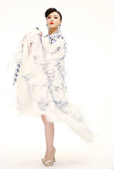 组图：陈廷嘉京城派对穿越青花装性感秀风姿