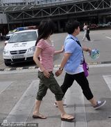 组图：徐若瑄恋爱后显发福 休闲装扮亮相机场