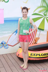 组图：白云梁政钰湿身抛胸大秀事业线