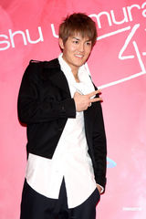 组图：吴克群为演唱会练腹肌 自认努力中不怕被定型