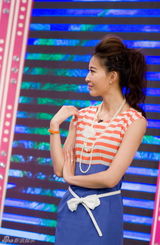 组图：周知录制《美丽俏佳人》 曝沙滩保养秘笈