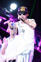 组图：碧海金沙派对火热开唱 2NE1压轴献唱