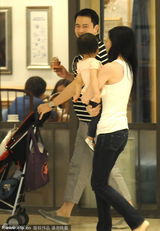 组图：林熙蕾抱女儿玩耍等老公 发现偷拍忙闪人