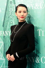 组图：群星助阵发布会 巩俐戴过亿珠宝显女王气质