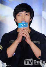 组图：《华颐》主创与观众互动 吕珍九抱粉丝