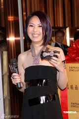 幻灯图集：杨千嬅黑礼服妩媚出镜 尽显熟女风韵