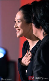组图：章子怡李长东导演出席釜山电影节活动