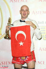 组图：吴凤获金钟行脚节目主持奖 后台脱裤露红内裤